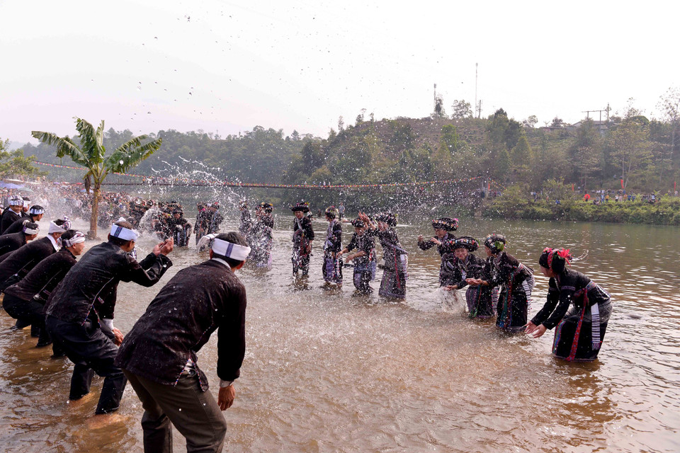 Trai bản trên, gái bản dưới, không phân biệt người già, trẻ nhỏ kéo nhau ra suối với phong tục té nước. Với quan niệm ướt càng nhiều, may mắn sẽ đến càng nhiều nên ai cũng mong mình được té ướt càng nhiều càng tốt. (Ảnh: Đinh Thùy/TTXVN)