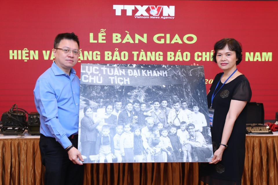 Ông Lê Quốc Minh, Phó Tổng giám đốc, Chủ tịch Liên Chi hội Nhà báo TTXVN, trao hiện vật cho đại diện Bảo tàng Báo chí Việt Nam. (Ảnh: Thành Đạt/TTXVN)