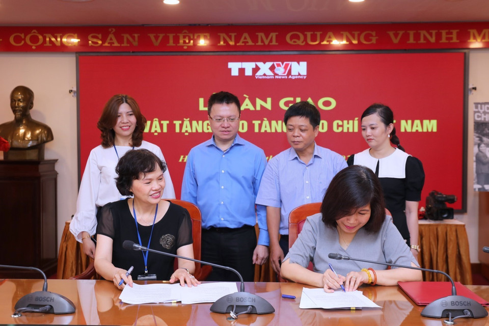 Lễ ký kết bàn giao hiện vật giữa TTXVN và Bảo tàng Báo chí Việt Nam. (Ảnh: Thành Đạt/TTXVN)