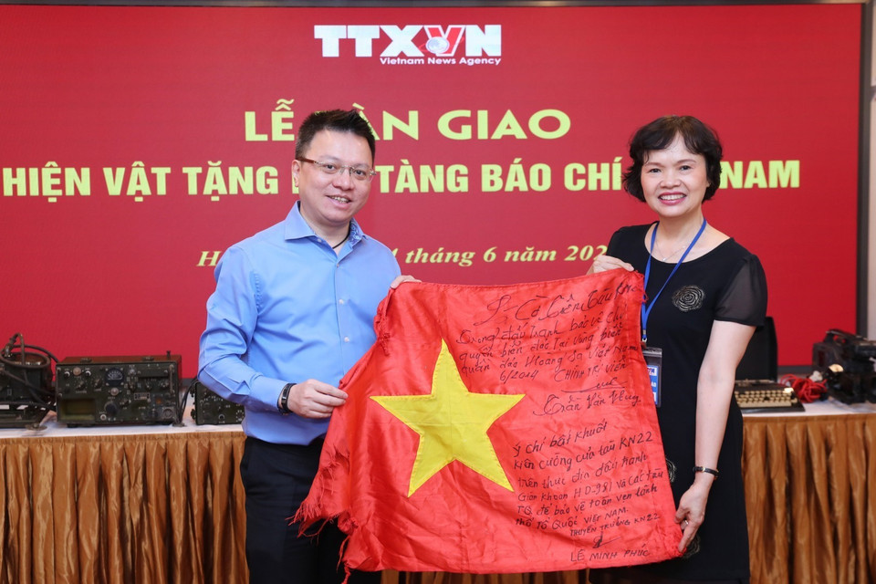 Ông Lê Quốc Minh, Phó Tổng giám đốc, Chủ tịch Liên Chi hội Nhà báo TTXVN, trao các hiện vật cho Bảo tàng Báo chí Việt Nam. (Ảnh: Thành Đạt/TTXVN)