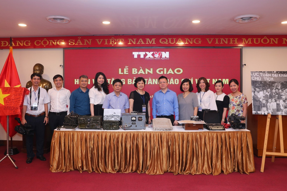 Lễ bàn giao hiện vật tặng Bảo tàng Báo chí Việt Nam. (Ảnh: Thành Đạt/TTXVN)
