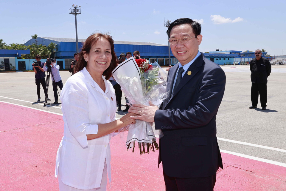 Phó Chủ tịch Quốc hội Cuba Ana Maria Mari Machado tặng hoa, chào mừng Chủ tịch Quốc hội Vương Đình Huệ tại Sân bay José Martí. (Ảnh: Doãn Tấn/TTXVN)
