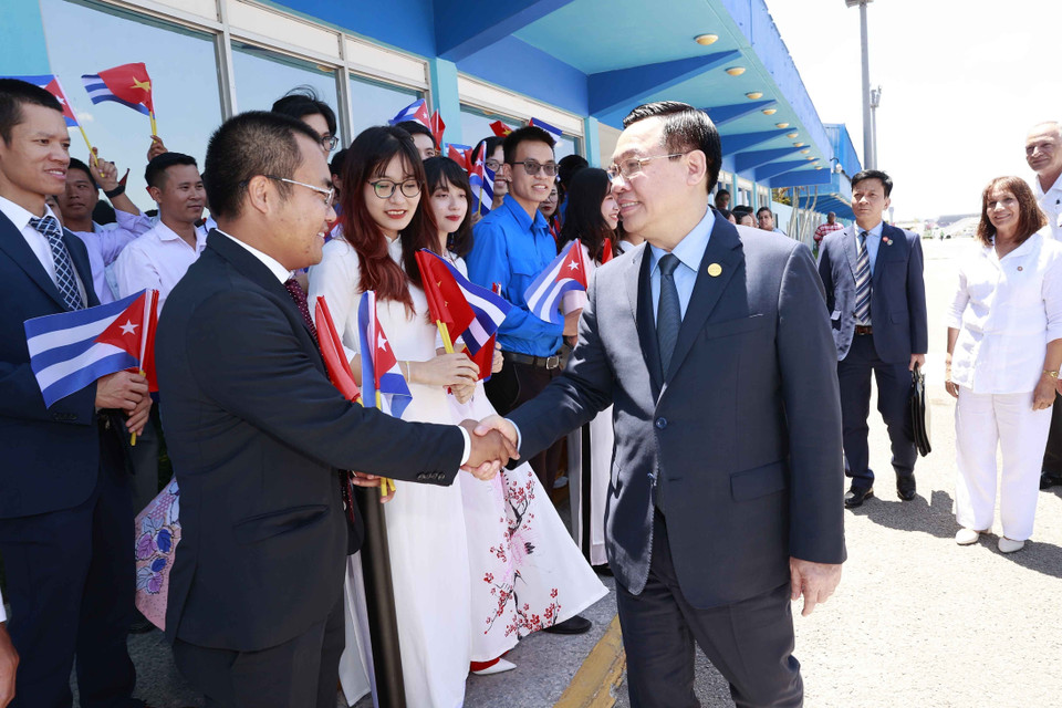 Chủ tịch Quốc hội Vương Đình Huệ với sinh viên và cộng đồng người Việt Nam tại Cuba. (Ảnh: Doãn Tấn/TTXVN)