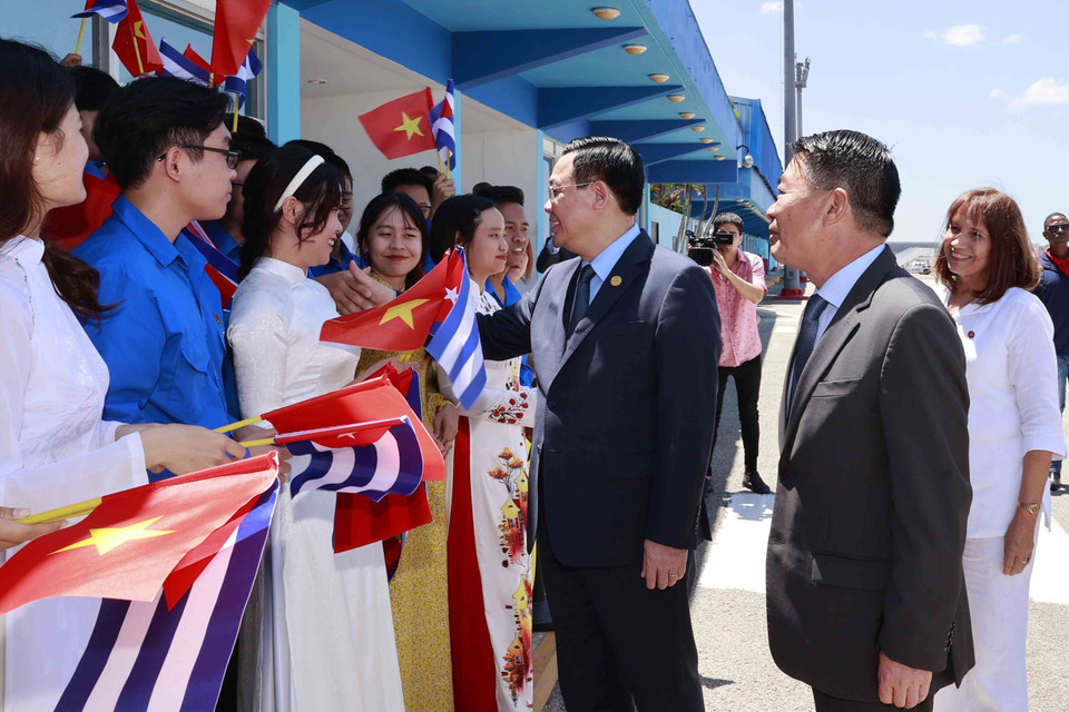 Chủ tịch Quốc hội Vương Đình Huệ với sinh viên và cộng đồng người Việt Nam tại Cuba. (Ảnh: Doãn Tấn/TTXVN)