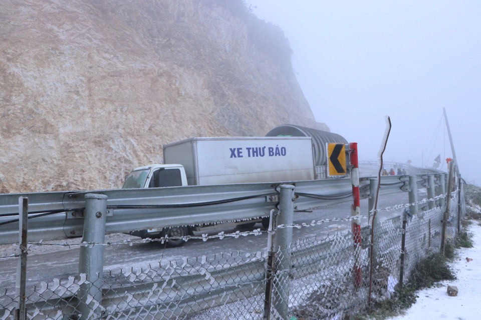 Các phương tiện không thể di chuyển đoạn đèo Ô Quy Hồ thuộc địa phận tỉnh Lai Châu đi Sa Pa do mặt đường bị đóng băng. (Ảnh: Nguyễn Oanh/TTXVN)