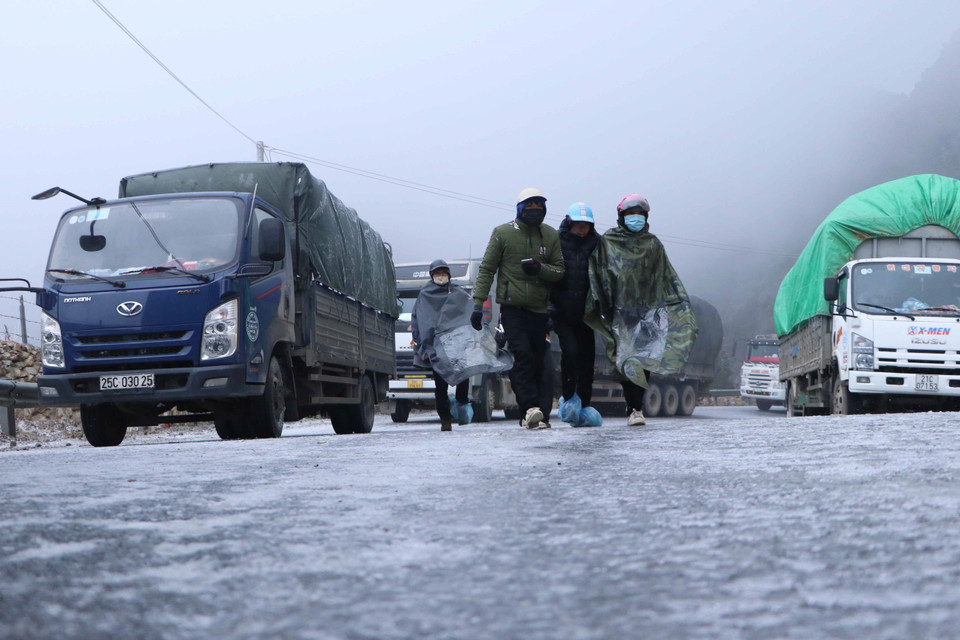 Băng phủ kín mặt đường đoạn đèo Ô Quy Hồ thuộc địa phận tỉnh Lai Châu đi Sa Pa khiến các phương tiện không thể lưu thông. (Ảnh: Nguyễn Oanh/TTXVN)
