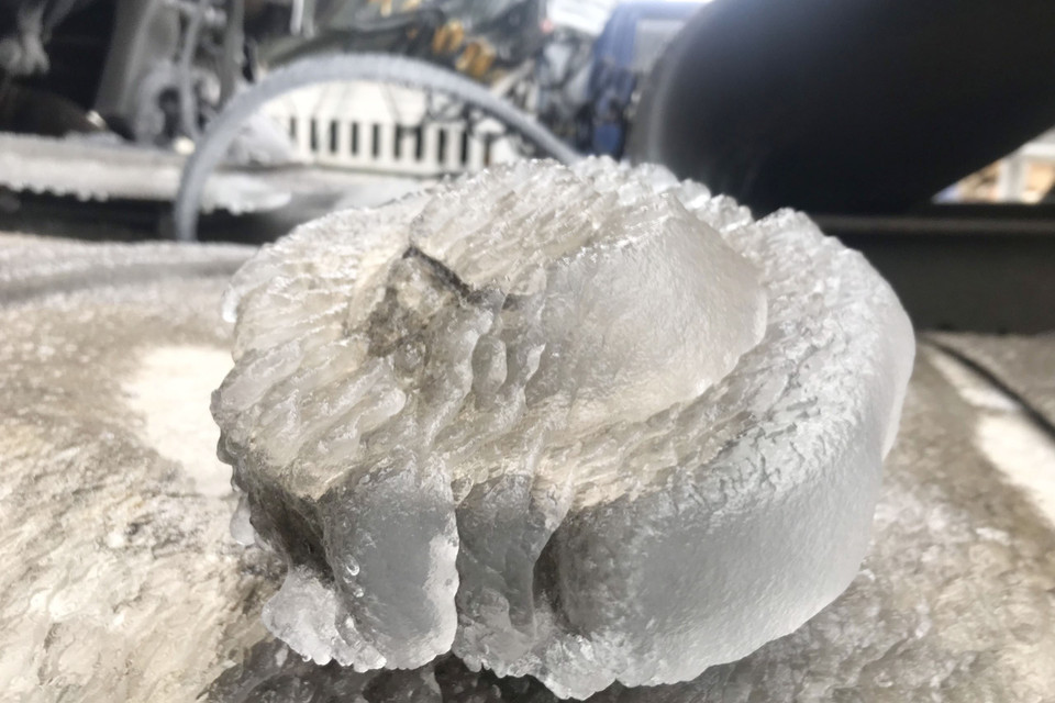 Bình xăng xe tải bị đóng băng. (Ảnh: Nguyễn Oanh/TTXVN)