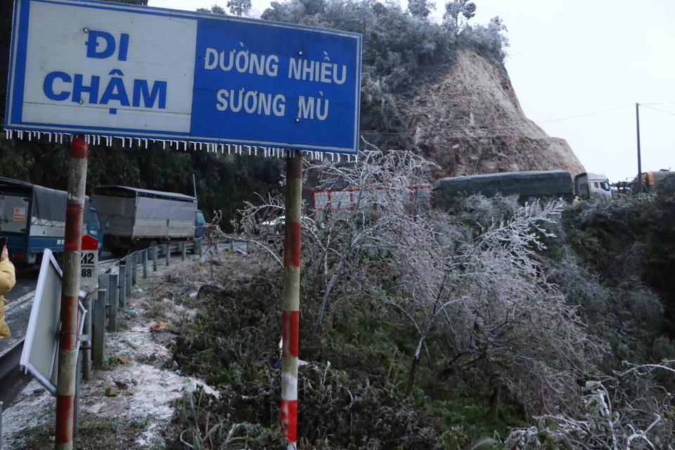 Các phương tiện không thể di chuyển tại đoạn đèo Ô Quy Hồ thuộc địa phận tỉnh Lai Châu đi Sa Pa do mặt đường đóng băng. (Ảnh: Nguyễn Oanh/TTXVN)