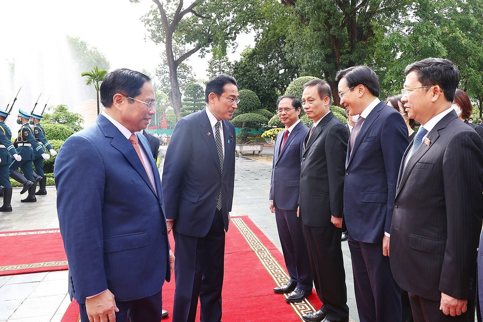 Thủ tướng Phạm Minh Chính giới thiệu với Thủ tướng Nhật Bản Kishida Fumio thành viên đoàn Việt Nam. (Ảnh: Dương Giang/TTXVN)