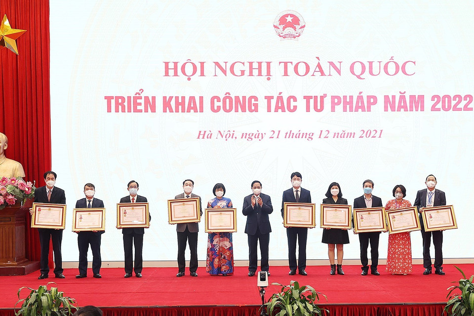 Thủ tướng phạm Minh Chính trao huân chương, bằng khen cho các tập thể, cá nhân có thành tích xuất sắc. (Ảnh: Dương Giang/TTXVN)