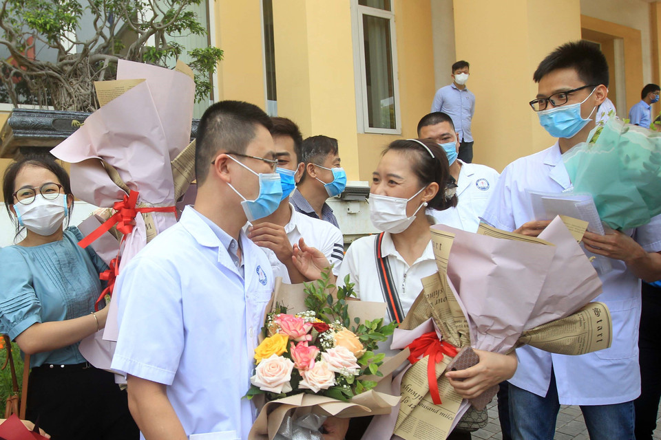 Người thân và đồng nghiệp động viên, khích lệ tinh thần các y, bác sỹ trước khi lên đường chi viện cho tâm dịch Bắc Giang. (Ảnh: An Đăng/TTXVN)