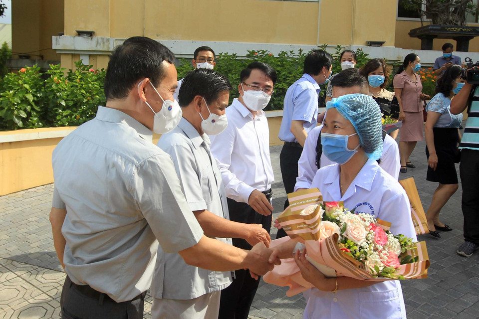 Ngày 2/6/2021, thành phố Hải Phòng tổ chức Hội nghị Gặp mặt tiếp xúc Đoàn bác sỹ, điều dưỡng tham gia hỗ trợ tỉnh Bắc Giang trong công tác phòng, chống dịch COVID-19. Ông Trần Lưu Quang, Ủy viên Trung ương Đảng, Bí thư Thành ủy thành phố Hải Phòng, đến dự và tiễn đoàn. (Ảnh: An Đăng/TTXVN)