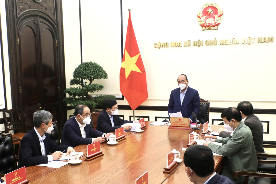 Chủ tịch nước Nguyễn Xuân Phúc chủ trì họp về công tác đưa công dân Việt Nam từ Ukraine về nước. (Ảnh: Lâm Khánh/TTXVN)