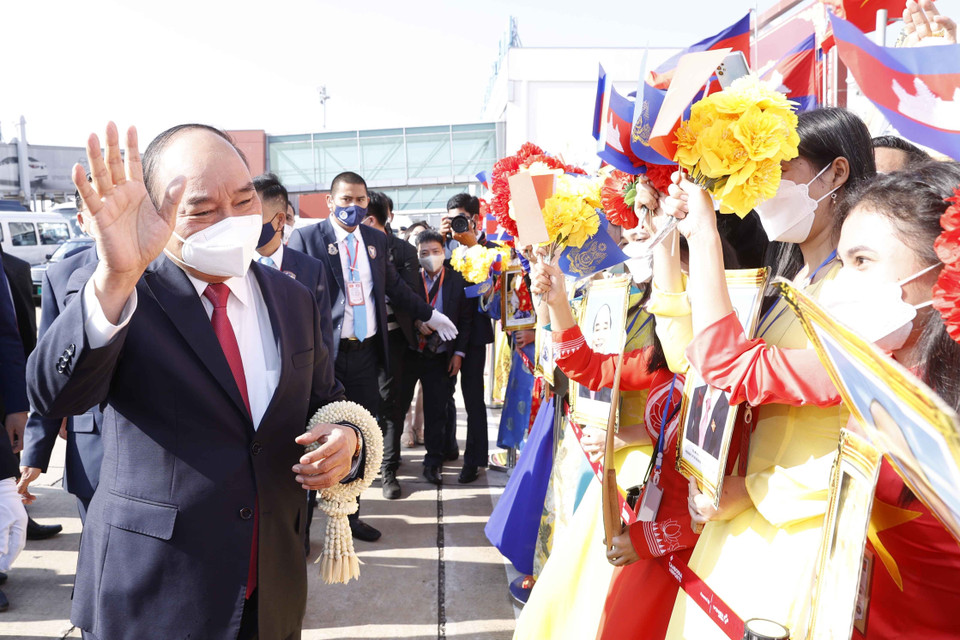 Lễ đón Chủ tịch nước Nguyễn Xuân Phúc cùng Đoàn đại biểu cấp cao Việt Nam tại Sân bay Quốc tế Pochentong. (Ảnh: Thống Nhất/TTXVN)