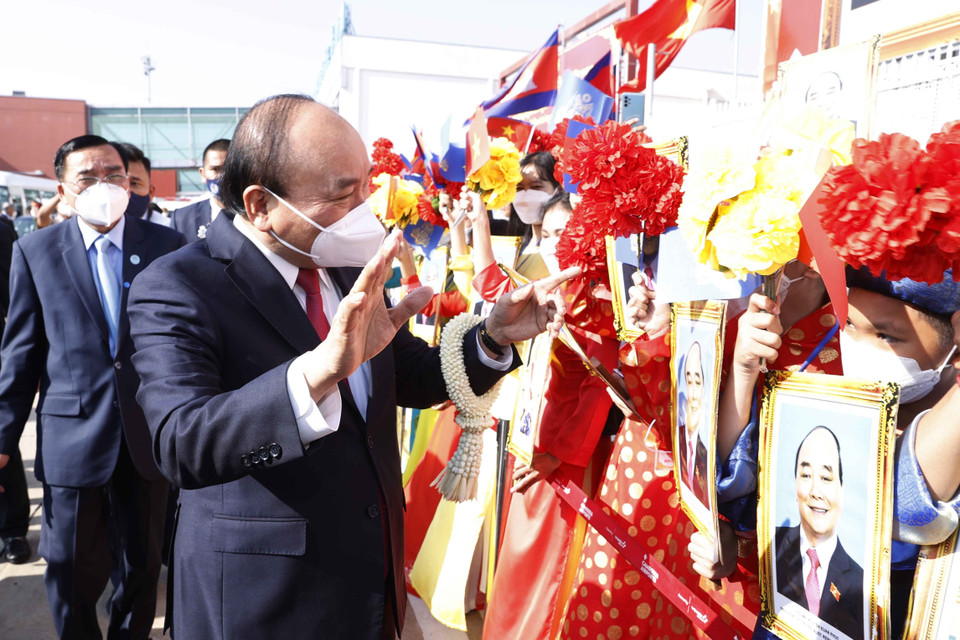 Lễ đón Chủ tịch nước Nguyễn Xuân Phúc cùng Đoàn đại biểu cấp cao Việt Nam tại Sân bay Quốc tế Pochentong. (Ảnh: Thống Nhất/TTXVN)