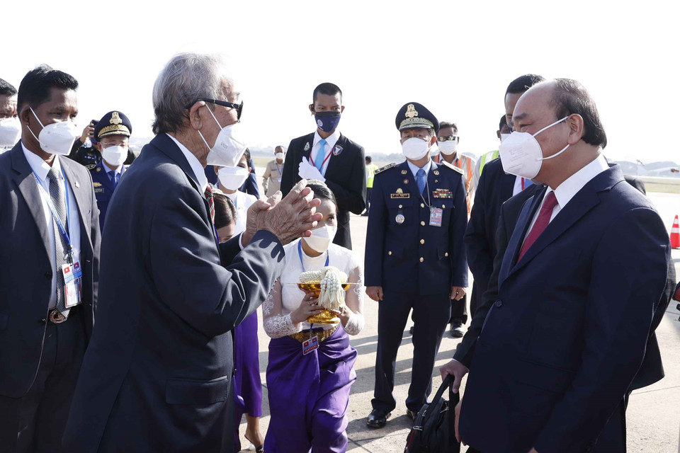 Các quan chức Hoàng gia Vương quốc Campuchia đón Chủ tịch nước Nguyễn Xuân Phúc cùng Đoàn đại biểu cấp cao Việt Nam tại Sân bay Quốc tế Pochentong. (Ảnh: Thống Nhất/TTXVN)