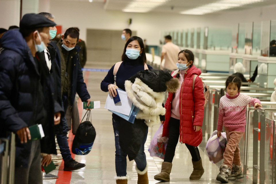 Công dân Việt Nam về tới sân bay quốc tế Nội Bài trên chuyến bay QH9066. (Ảnh: Lâm Khánh/TTXVN)