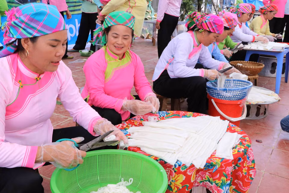 Trong 2 ngày 22 và 23/7, Lễ hội Háu Đoong của đồng bào dân tộc Giáy đã diễn ra tại Lai Châu. Năm nay, lễ hội được tổ chức tại phường Quyết Thắng và xã San Thàng, nơi sinh sống tập trung của người dân tộc Giáy. Trong ảnh: Thi cắt bánh phở của đồng bào dân tộc Giáy ở Lai Châu. (Ảnh: Nguyễn Oanh/TTXVN)