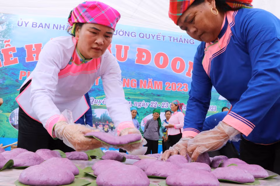 Thi làm bánh giầy tại Lễ hội Háu Đoong của đồng bào dân tộc Giáy ở Lai Châu. (Ảnh: Nguyễn Oanh/TTXVN)