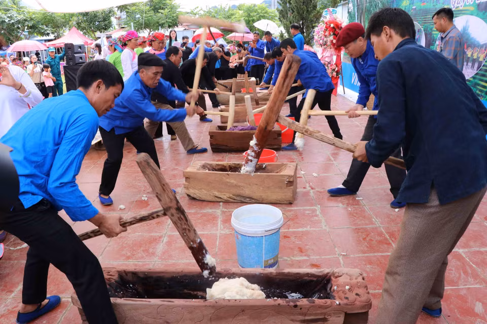 Thi giã bánh giầy tại Lễ hội Háu Đoong của đồng bào dân tộc Giáy ở Lai Châu. (Ảnh: Nguyễn Oanh/TTXVN)