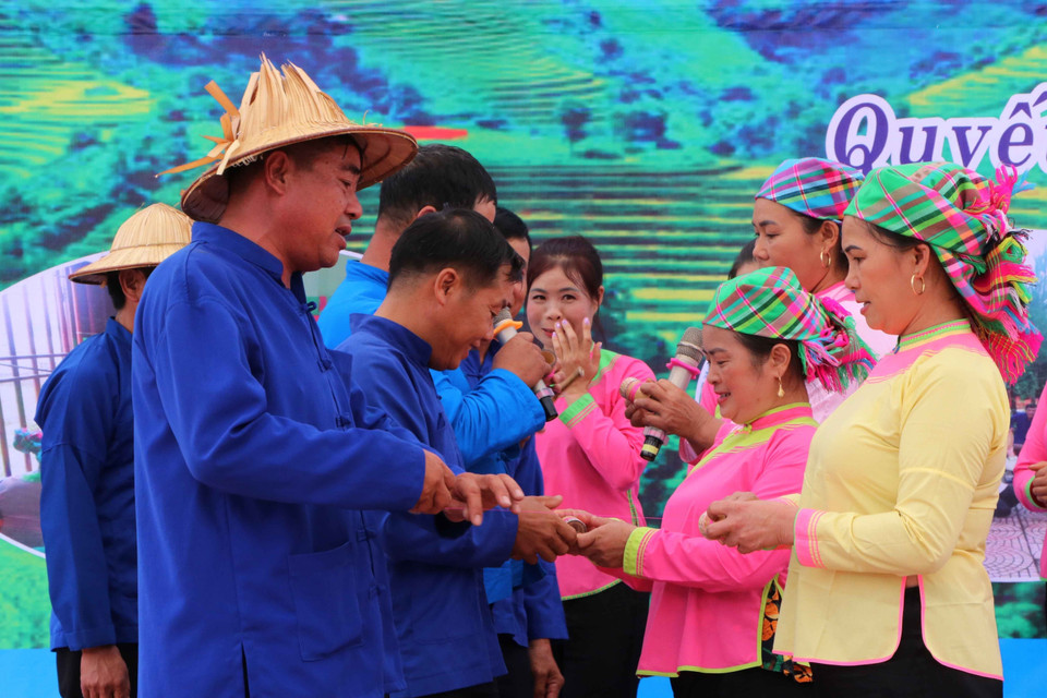 Tái hiện hát se duyên của đồng bào dân tộc Giáy tại Lễ hội Háu Đoong. (Ảnh: Nguyễn Oanh/TTXVN)