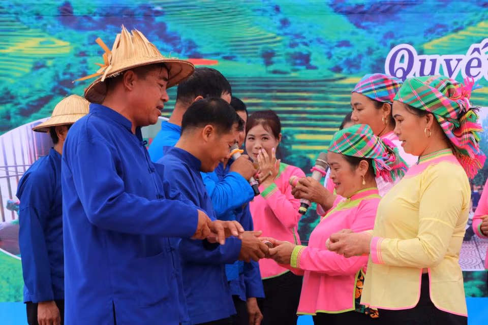 Tái hiện hát se duyên của đồng bào dân tộc Giáy tại Lễ hội Háu Đoong. (Ảnh: Nguyễn Oanh/TTXVN)