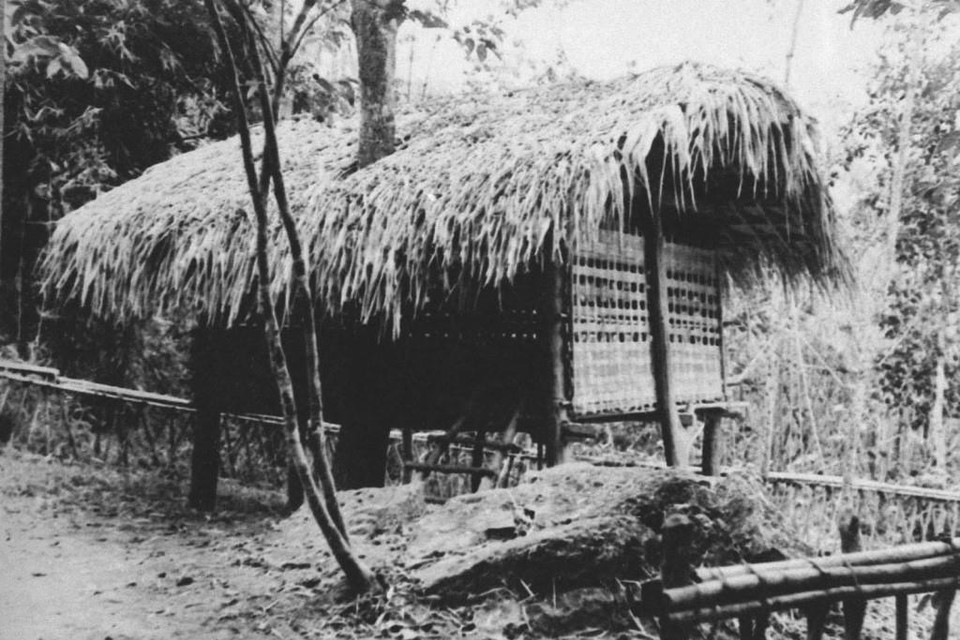 Lán Nà Nưa (Tuyên Quang) - nơi Bác Hồ làm việc trong những ngày ở chiến khu Việt Bắc. Những văn kiện, chỉ thị, các chủ trương kế hoạch đều được Bác khởi thảo từ căn lán này. Tại đây, Bác Hồ đã triệu tập hội nghị cán bộ ngày 4/6/1945, quyết định thống nhất chiến khu thành Khu giải phóng, thống nhất các lực lượng vũ trang thành Quân giải phóng. (Ảnh: Tư liệu/TTXVN phát)