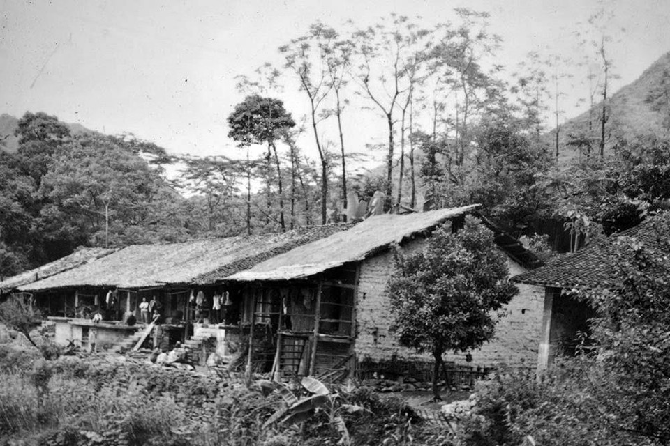 Nhà của ông Hứa Gia Khởi, làng Nặm Quang (Trung Quốc), nơi Bác Hồ đã ở trong thời gian mở lớp huấn luyện chính trị cho các cán bộ Việt Nam (12/1940). (Ảnh: Tư liệu/TTXVN phát)