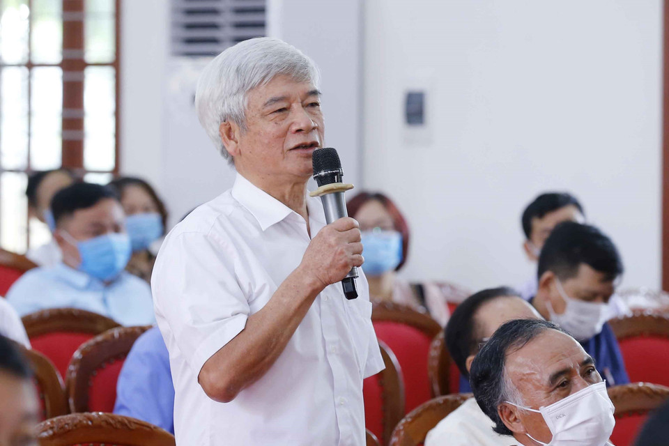 Ông Trần Văn Hùng, cử tri huyện An Lão phát biểu ý kiến. (Ảnh: Doãn Tấn/TTXVN)