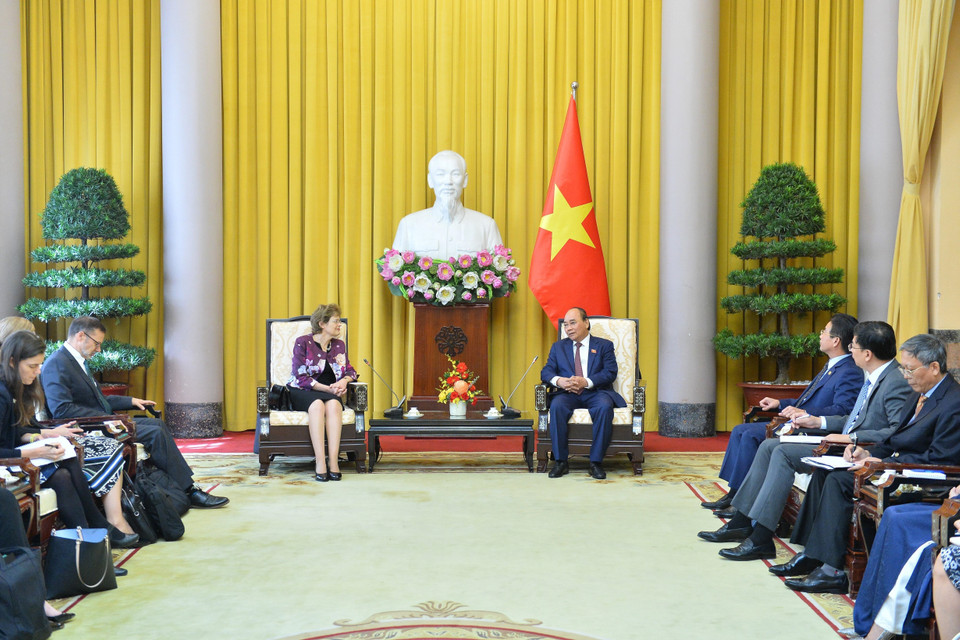 Chủ tịch nước Nguyễn Xuân Phúc tiếp Thống đốc bang Nam Australia Frances Adamson. (Ảnh: Minh Đức/TTXVN)