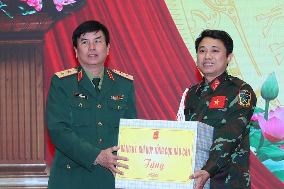 Lãnh đạo Tổng cục Hậu cần tặng quà, động viên cán bộ, chiến sỹ trước khi lên đường. (Ảnh: Trọng Đức/TTXVN)