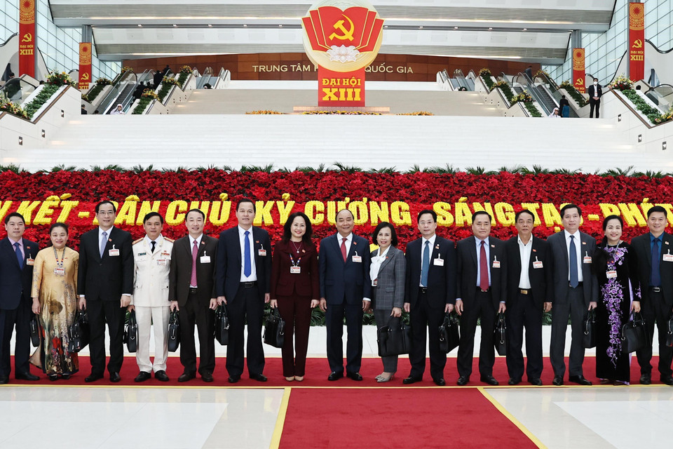 Ủy viên Bộ Chính trị, Thủ tướng Chính phủ Nguyễn Xuân Phúc chụp ảnh chung với Đoàn đại biểu Đảng bộ tỉnh Lạng Sơn, chiều 27/1. (Nguồn: TTXVN)