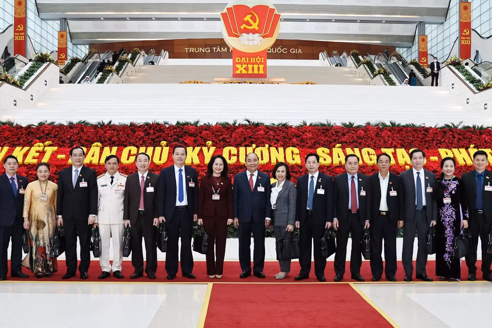 Ủy viên Bộ Chính trị, Thủ tướng Chính phủ Nguyễn Xuân Phúc chụp ảnh chung với Đoàn đại biểu Đảng bộ tỉnh Lạng Sơn, chiều 27/1. (Nguồn: TTXVN)