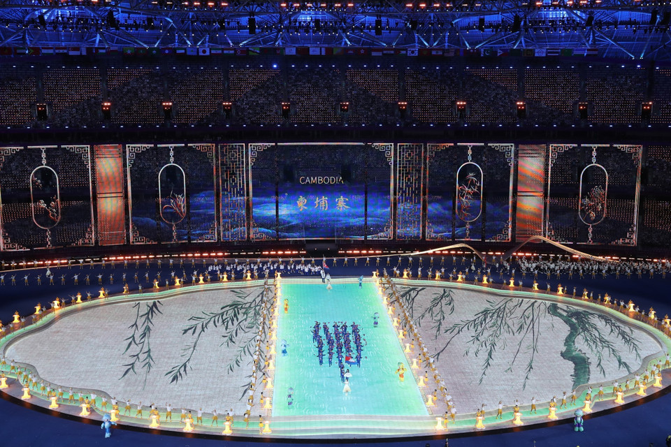 Đoàn Thể thao Campuchia diễu hành tại Lễ khai mạc ASIAD lần thứ 19 trên Sân vận động Olympic ở Hàng Châu, tỉnh Chiết Giang, Trung Quốc, ngày 23/9/2023. (Ảnh: THX/TTXVN)