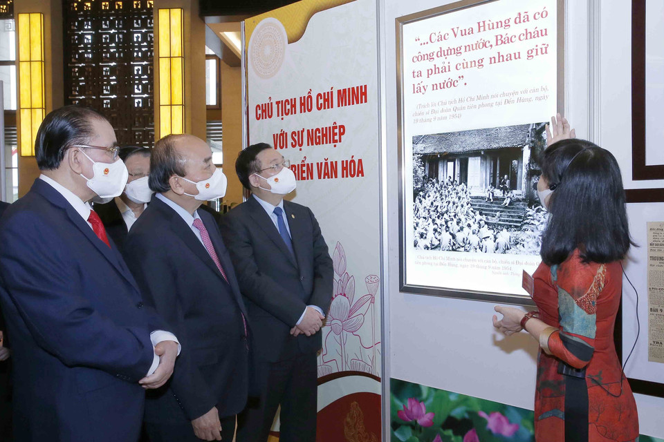 Các vị lãnh đạo, nguyên lãnh đạo Đảng, Nhà nước tham quan Triển lãm Văn hóa soi đường cho quốc dân đi. (Ảnh:Doãn Tấn/TTXVN)