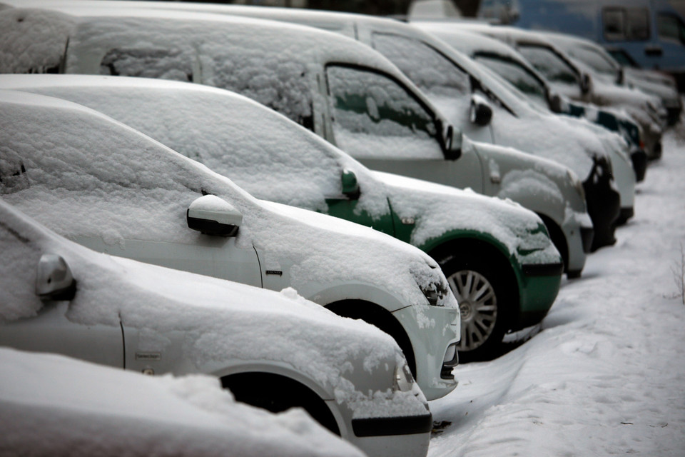 Tuyết phủ trắng các phương tiện tại Berlin, Đức ngày 7/2/2021. (Nguồn: AFP/TTXVN)