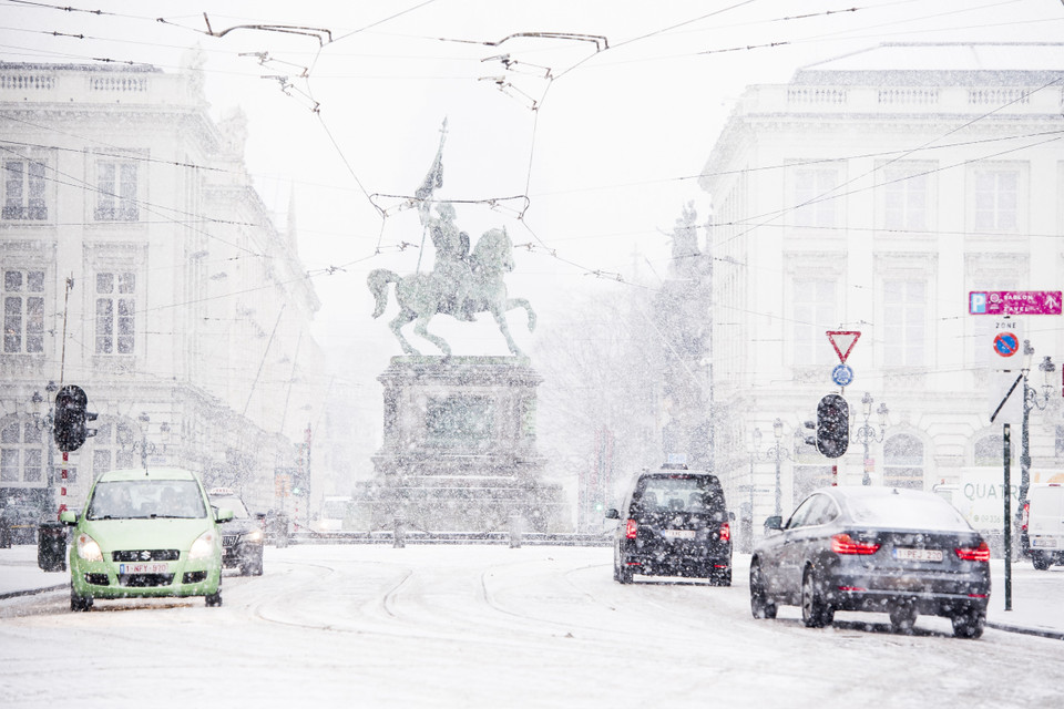 Tuyết rơi dày đặc tại Brussels, Bỉ. (Nguồn: AFP/TTXVN)