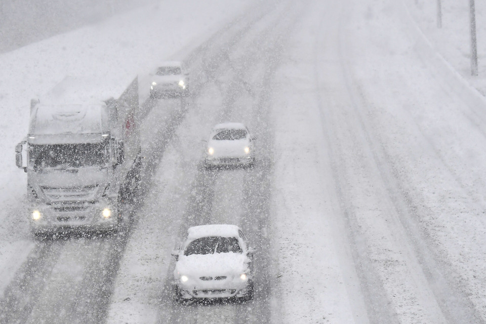 Tuyết rơi dày đặc tại Brussels, Bỉ. (Nguồn: AFP/TTXVN)