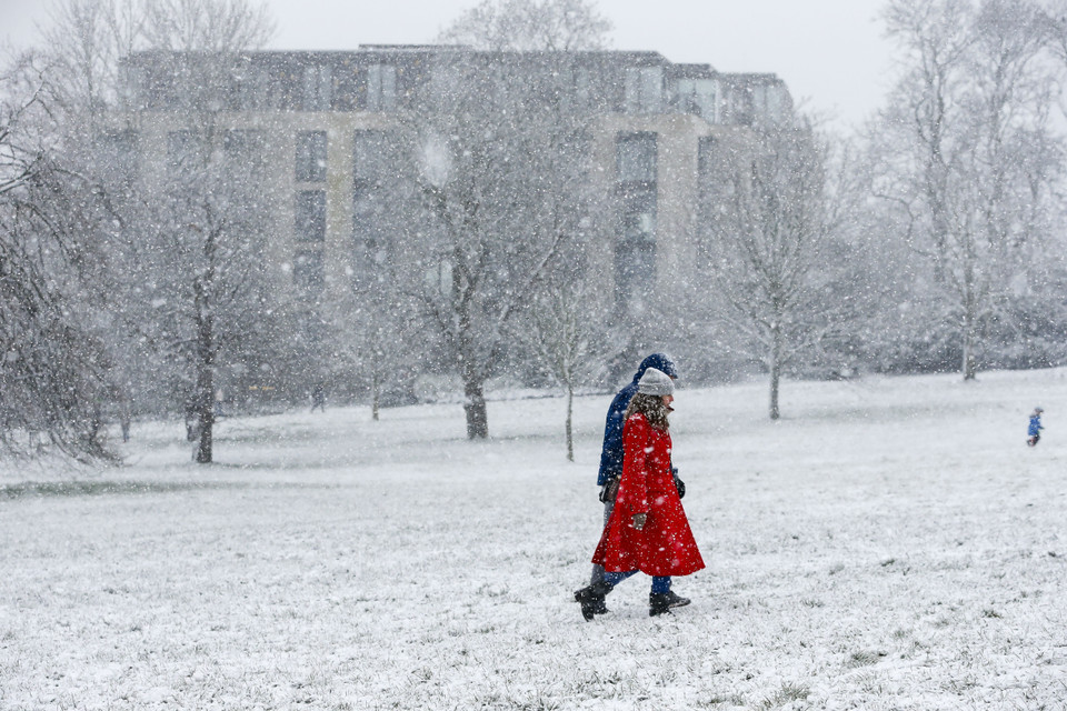 Tuyết rơi trắng xóa tại London, Anh ngày 24/1/2021. (Nguồn: THX/TTXVN)