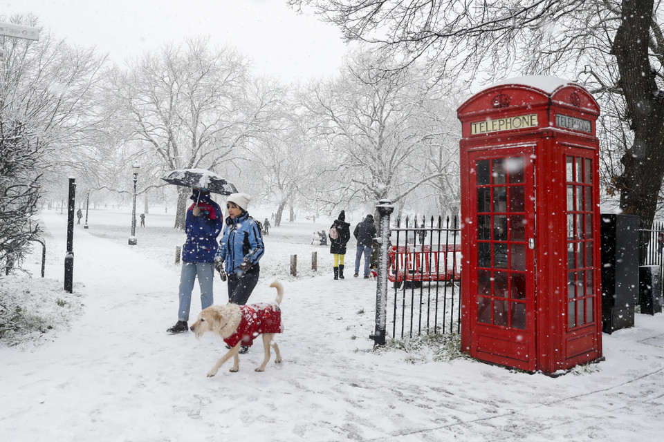 Cơ quan Khí tượng Vương quốc Anh Met Office đã phát đi cảnh báo thời tiết tại khu vực Đông Nam vùng England, lưu ý người dân về nguy cơ đóng cửa một số tuyến đường do tuyết rơi dày và hoạt động vận tải hàng không, đường bộ và đường sắt bị gián đoạn. Trong ảnh: Tuyết rơi trắng xóa tại London, Anh ngày 24/1/2021. (Nguồn: THX/TTXVN)