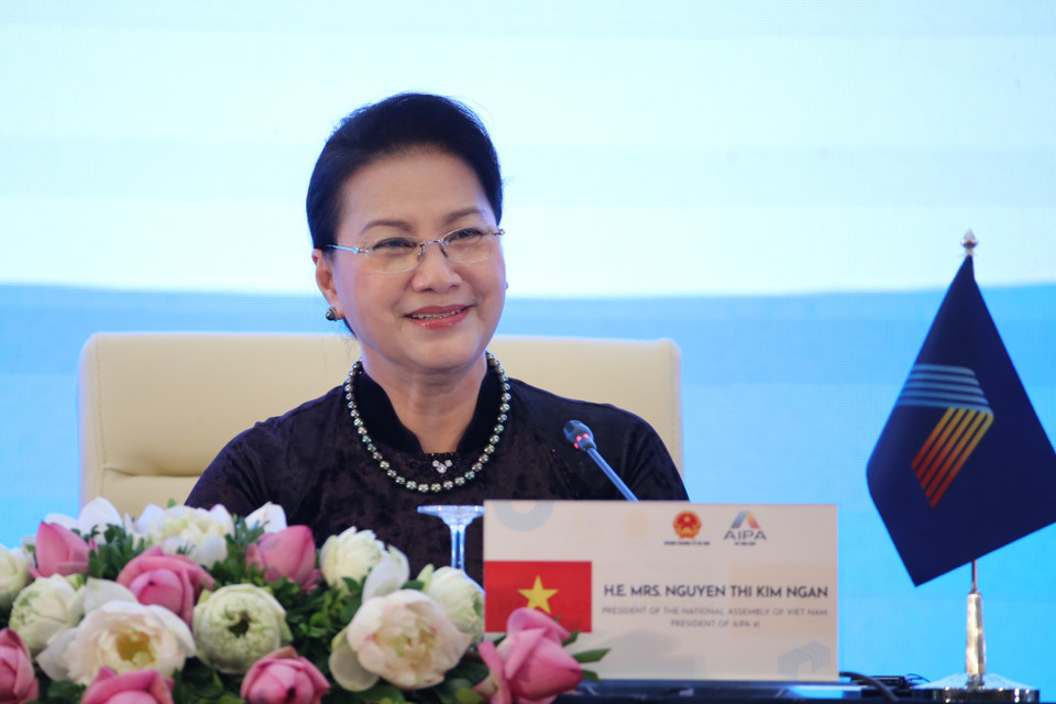 Ngày càng có nhiều phụ nữ trở thành nữ lãnh đạo cấp cao trên chính trường Việt Nam, trong đó tiêu biểu là Chủ tịch Quốc hội Nguyễn Thị Kim Ngân - nữ Chủ tịch đầu tiên trong lịch sử Quốc hội Việt Nam. Là người đứng đầu hệ thống lập pháp, bà cùng Quốc hội đã ghi nhiều dấu ấn trong hoạt động của mình với tinh thần đổi mới, sáng tạo, hành động vì lợi ích của nhân dân, của đất nước. Trong ảnh: Chủ tịch Quốc hội Nguyễn Thị Kim Ngân, Chủ tịch AIPA 41 điều hành Phiên toàn thể thứ hai Đại hội đồng lần thứ 41, Hội đồng Liên nghị viện ASEAN (AIPA 41), sáng 10/9/2020, tại Hà Nội. (Ảnh: Dương Giang/TTXVN)