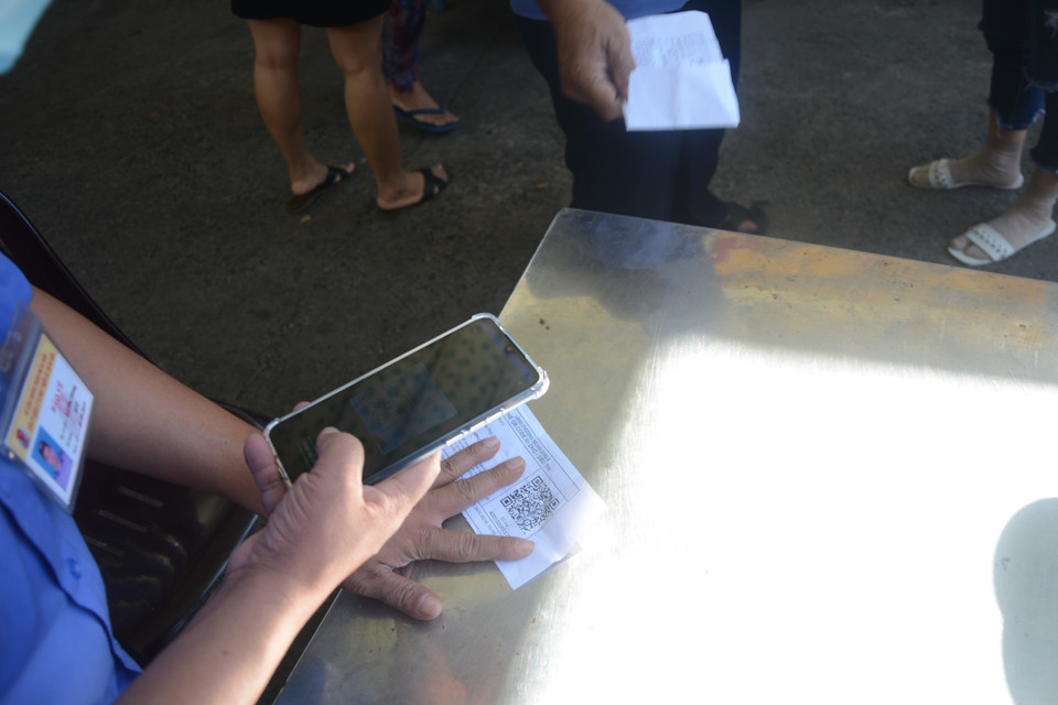 Một số chợ đã mở cửa trở lại, kiểm soát người đi chợ bằng mã QR Code, người dân phải thực hiện nghiêm Thông điệp 5K của Bộ Y tế. (Ảnh: Văn Dũng/TTXVN)