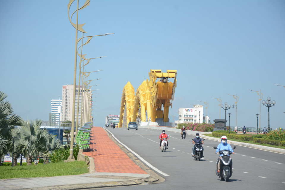 Người dân, cá nhân khi tham gia các hoạt động thì phải thực hiện nghiêm quy định 5K và quét mã QR ở nơi công cộng để đảm bảo yêu cầu phòng chống dịch. (Ảnh: Văn Dũng/TTXVN)