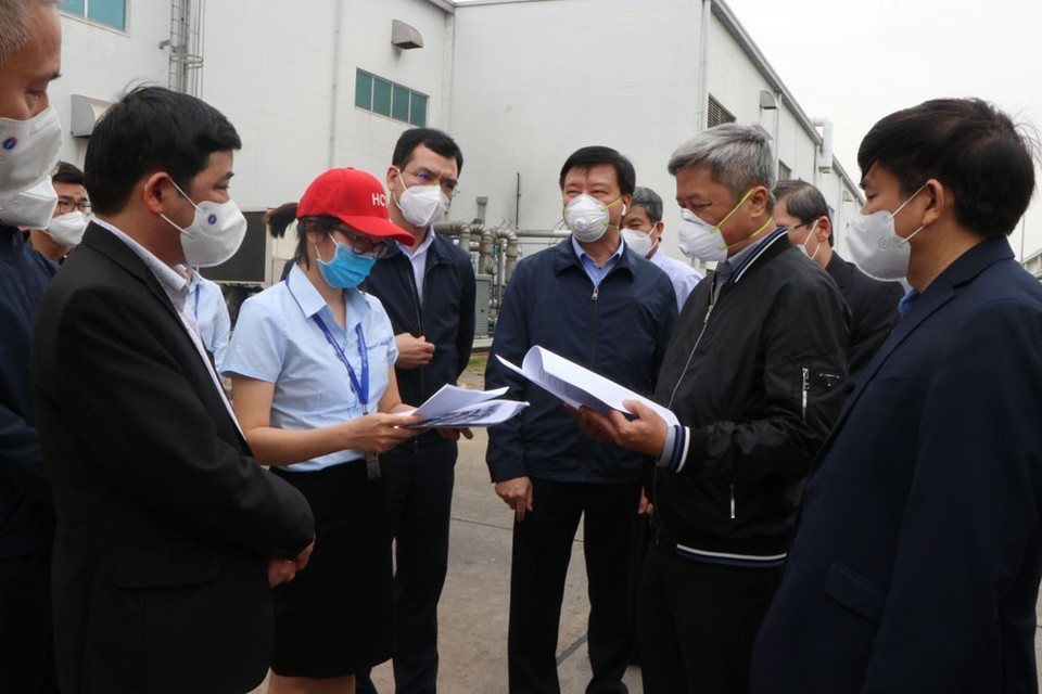 Thứ trưởng Bộ Y tế kiểm tra công tác phòng, chống dịch tại Công ty TNHH Hitachi Cable Việt Nam thuộc Khu công nghiệp Tân Trường (huyện Cẩm Giàng). (Ảnh: Mạnh Minh/TTXVN)