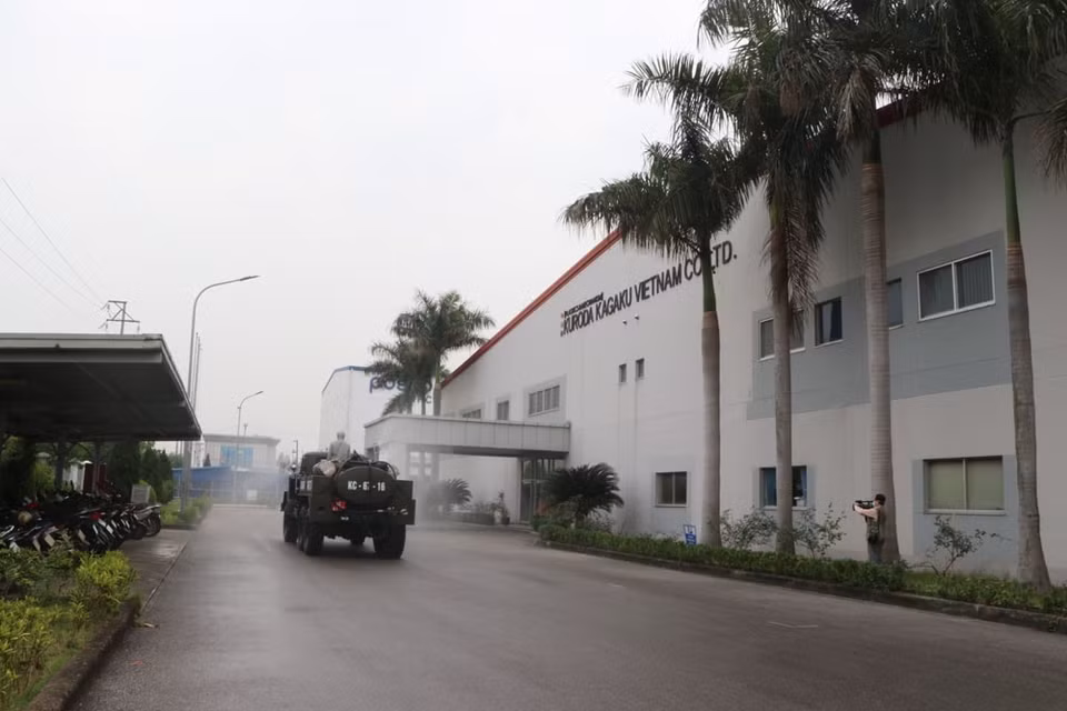 Phun khử khuẩn tại Công ty TNHH Kuroda Kagaku Việt Nam, thuộc Khu công nghiệp Phúc Điển, huyện Cẩm Giàng sáng 18/2. (Ảnh: Mạnh Minh/TTXVN)