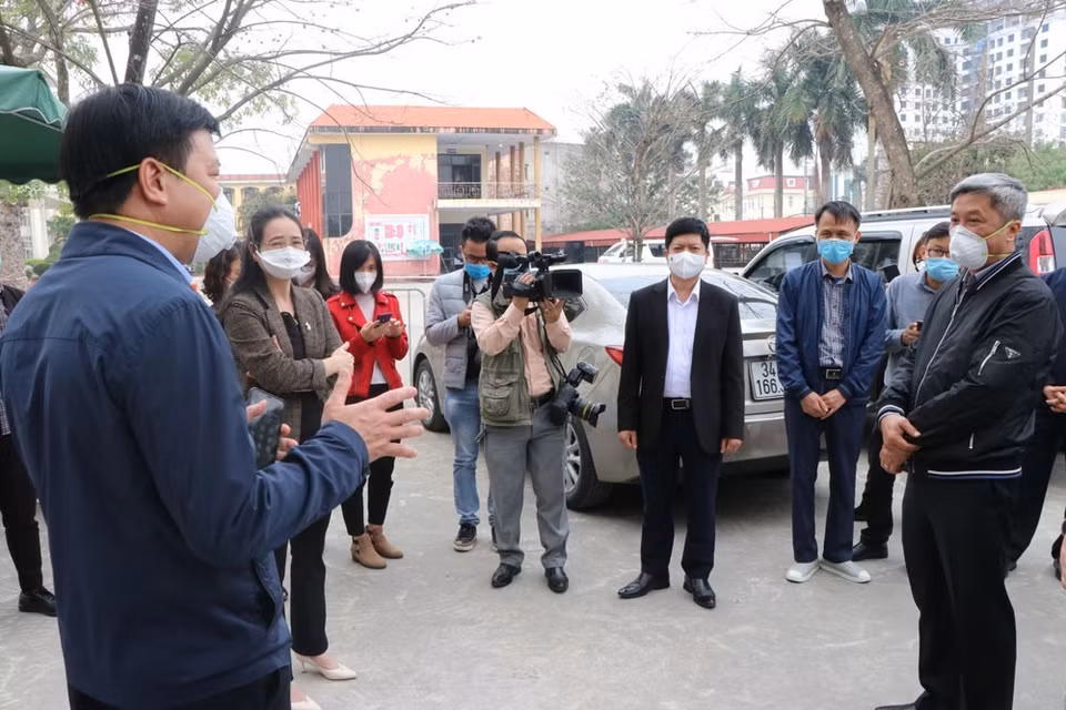 Thứ trưởng Bộ Y tế kiểm tra công tác điều trị tại Bệnh viện dã chiến số 2 điều trị bệnh nhân COVID-19 tại Bệnh viện Đại học Kỹ thuật y tế Hải Dương. (Ảnh: Mạnh Minh/TTXVN)