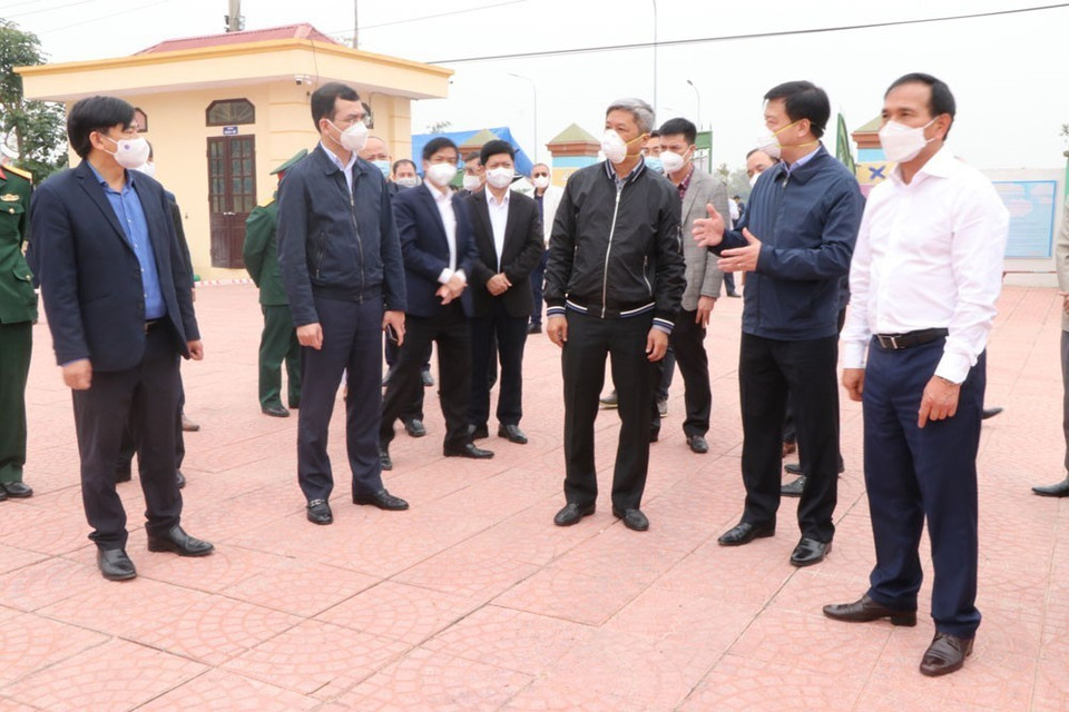 Thứ trưởng Bộ Y tế kiểm tra công tác phòng, chống dịch tại khu cách ly tập trung Trường Mầm non Cẩm Phúc (huyện Cẩm Giàng). (Ảnh: Mạnh Minh/TTXVN)