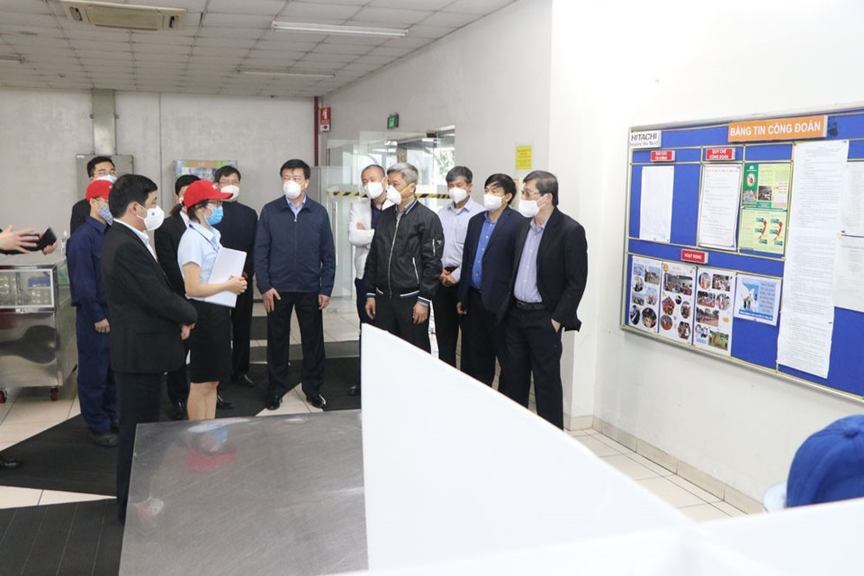 Thứ trưởng Bộ Y tế kiểm tra công tác phòng, chống dịch tại nhà ăn Công ty TNHH Hitachi Cable Việt Nam thuộc Khu công nghiệp Tân Trường (huyện Cẩm Giàng). (Ảnh: Mạnh Minh/TTXVN)