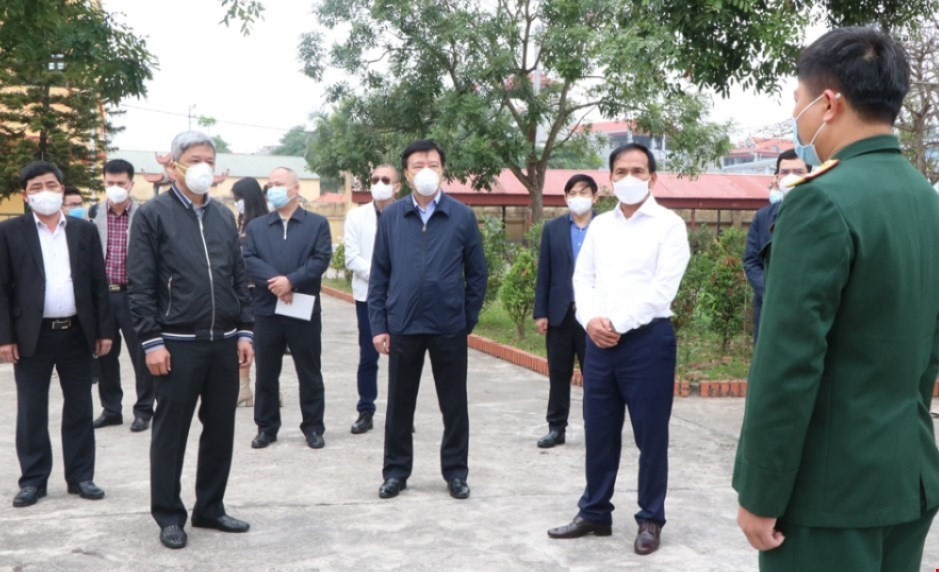 Thứ trưởng Bộ Y tế kiểm tra công tác phòng, chống dịch tại khu cách ly tập trung Trường THCS Nguyễn Huệ (huyện Cẩm Giàng). (Ảnh: Mạnh Minh/TTXVN)