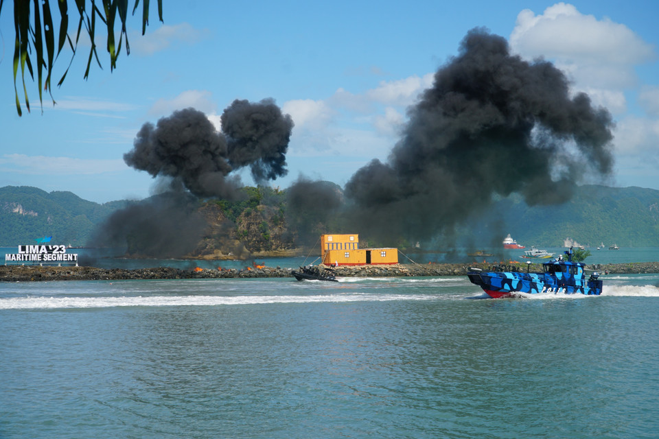 Màn trình diễn kết hợp giữa tàu cảnh sát biển, máy bay trực thăng và tàu hải quân trong hoạt động chống khủng bố. (Ảnh: Hằng Linh/TTXVN)